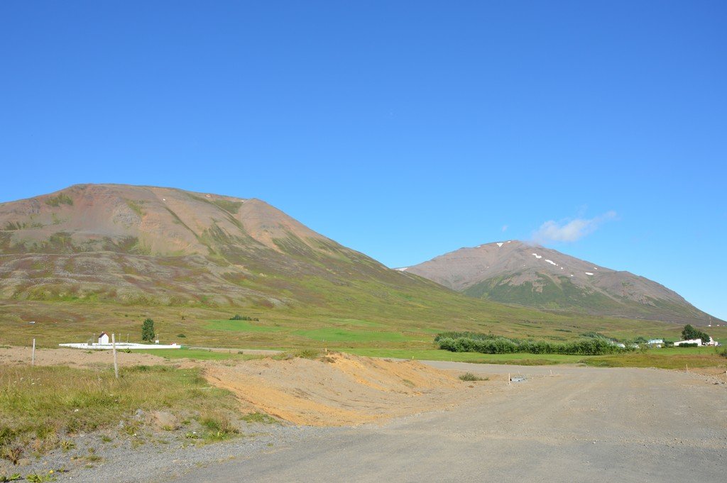 Nýr vegur upp að Upsum