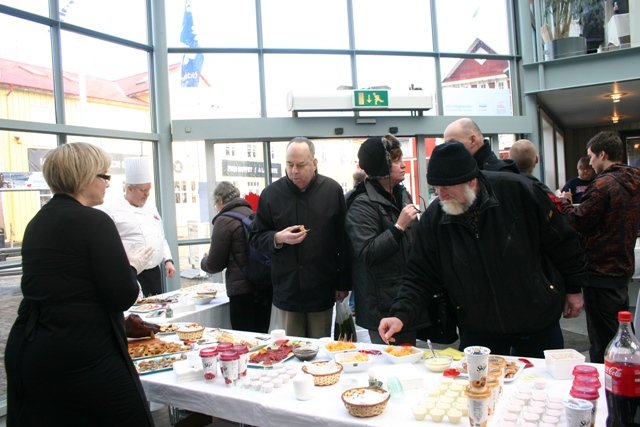 Gaf hátt í þúsund fiskisúpubolla