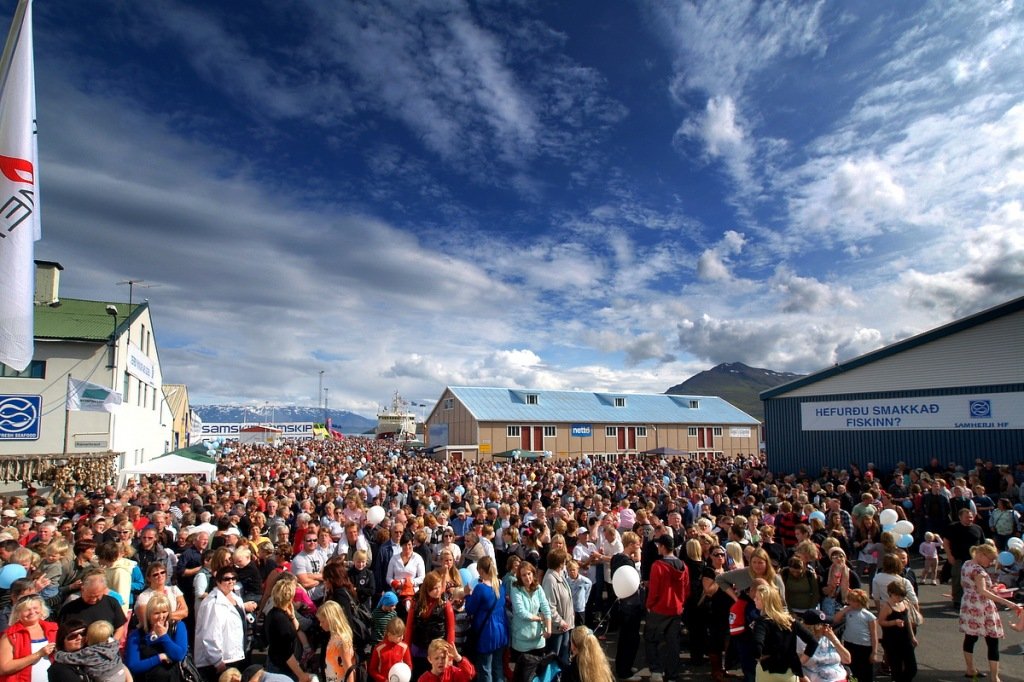 Gefur skólabörnum töskur og öll ritföng