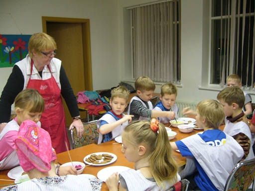 Nemendur mála piparkökur