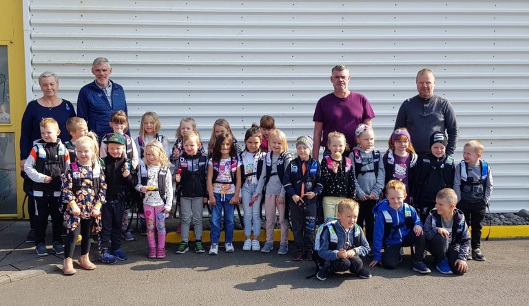 Hæstánægðir verðandi 1. bekkingar í fyrra með skólatöskurnar sínar.
Mynd: Ingunn Hafdís Júlíusdótti…