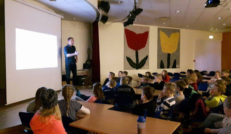 Þorgrímur Þráinsson talar við nemendur í 5. og 6. bekk