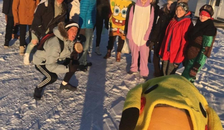 Hluti af eldri deild skólans á leið út að syngja fyrir nammi