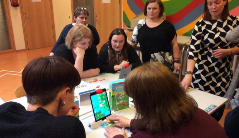 Jolanta Brandt stuðningsfulltrúi í Dalvíkurskóla leiðbeinir áhugasömum í OSMO