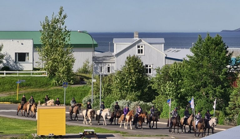Hópreið Hringsfélaga um götur Dalvíkur á afmælisdaginn sjálfan