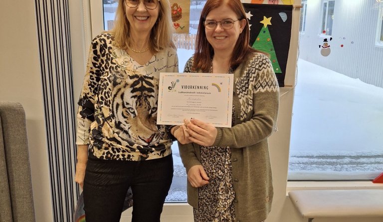 Ágústa skólastjóri tekur við viðurkenningarskjali fyrir hönd Krílakots.