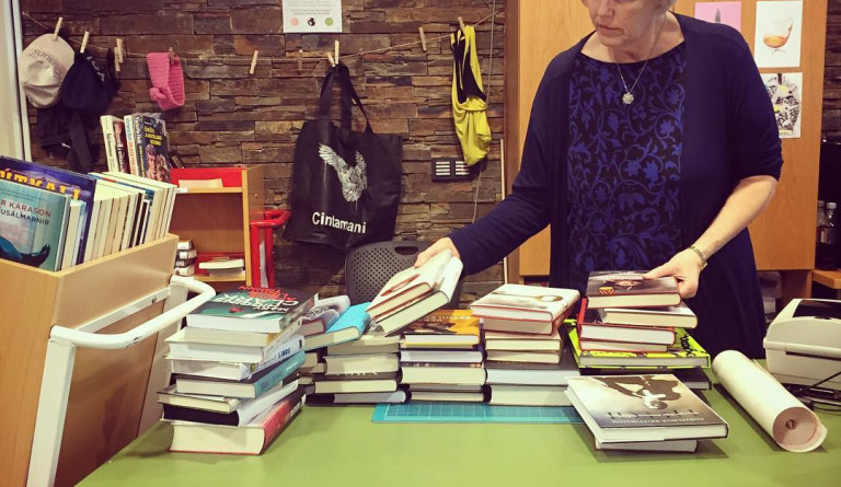 Rósa gerir jólabækurnar klárar.