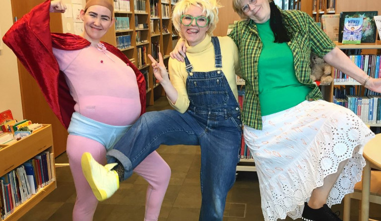 Starfskonur bókasafnsins bregða á leik.