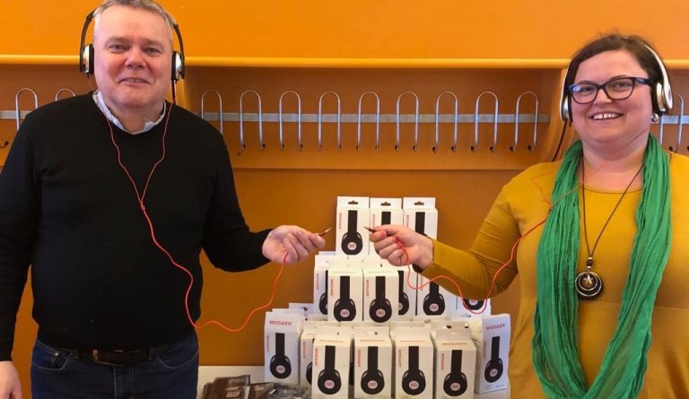 Jolanta Brandt formaður Foreldrafélags Dalvíkurskóla afhendir Gísla Bjarnasyni skólastjóra gjafirnar…