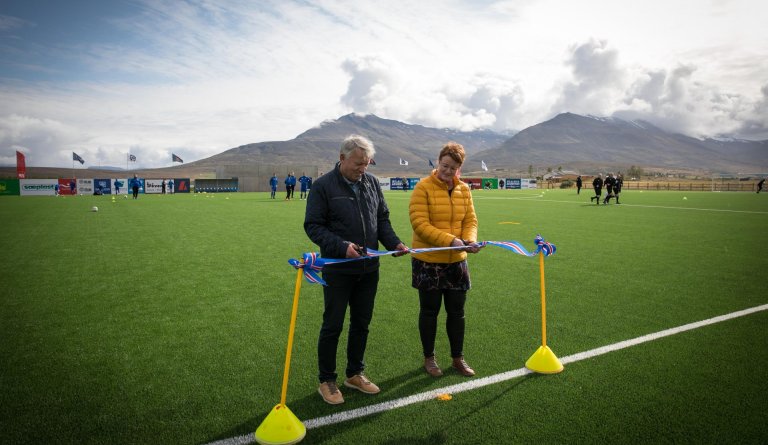 Björn Friðþjófsson og Katrín Sigurjónsdóttir klipptu á borðann við vígsluna. 
Myndir við frétt: UMF…