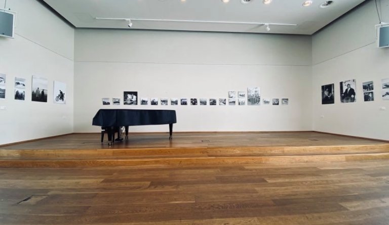 Sýning Heimis Kristinssonar mun hanga uppi út aprílmánuð.