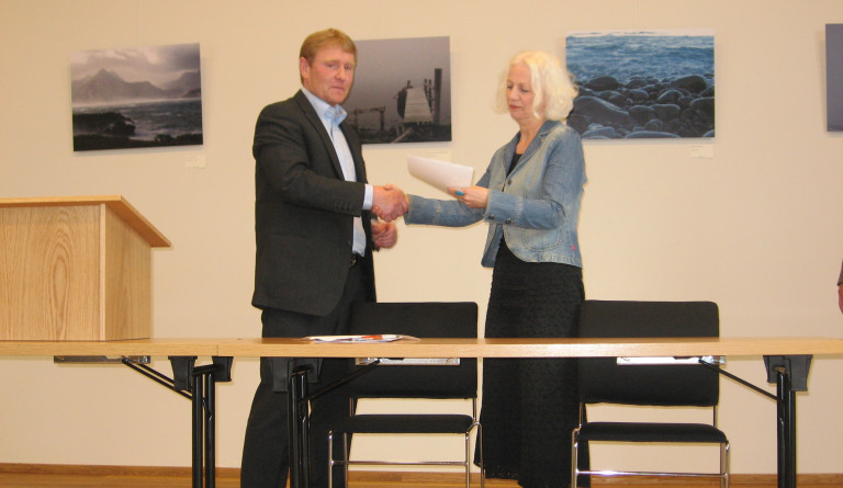 Sparisjóður Svarfdæla afhendir Dalvíkurbyggð afsal menningarhússins Bergs