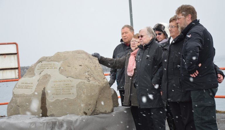 Minningarathöfn á landi og sjó