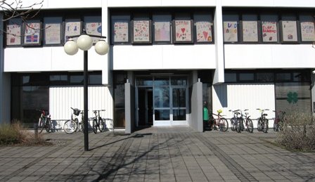 Friðrik Ómar áritar veggspjöld fyrir framan Ráðhúsið