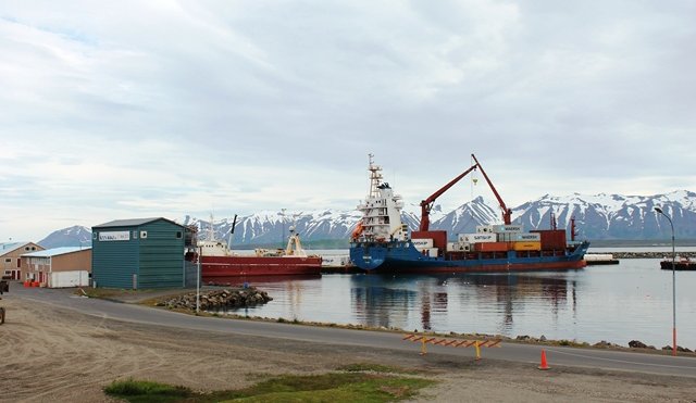Björgúlfur og Pioneer Bay við Norðurgarðinn