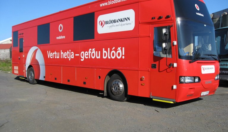 Blóðbankabíllinn við sundlaugina