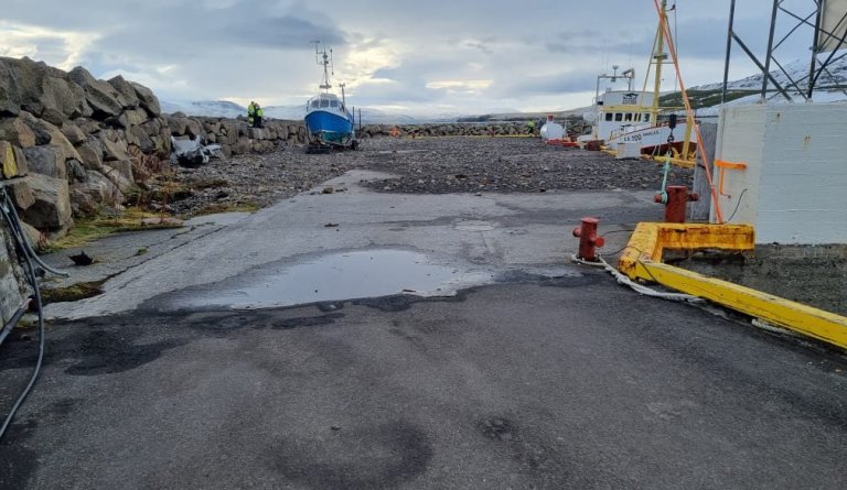 Óveðursskemmdir á Hauganesbryggju