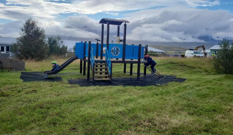 Nýr leikvöllur við Skógarhóla.