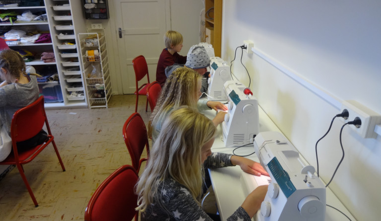 Garnir, saumavélar og smíði