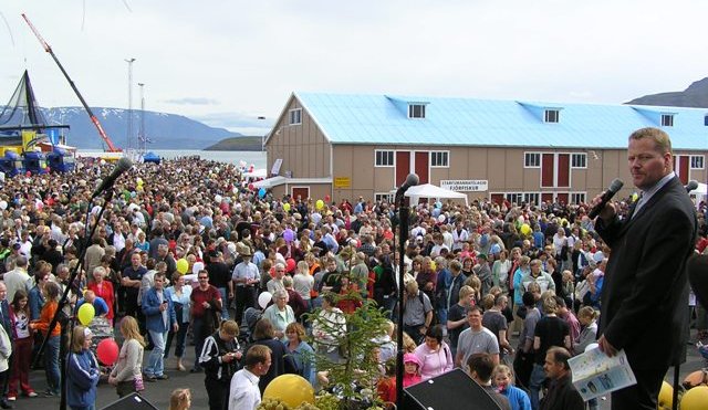 Og bráðlega munu skreytingar fara upp!