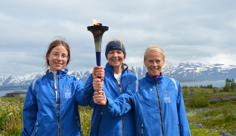 Friðarhlaupið plantar Friðartré í Fólkvanginum