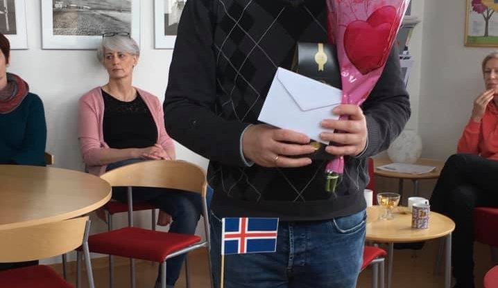 Gísli skólastjóri fékk kaffihlaðborð, blóm og gjafir við starfslok í Dalvíkurskóla