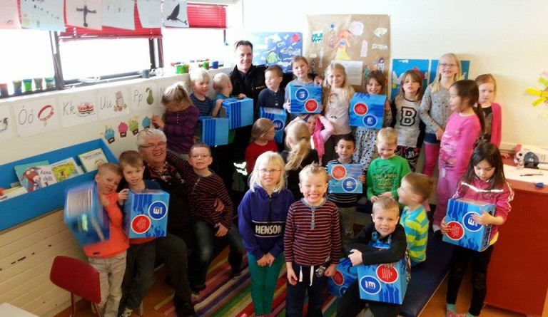 1. bekkingar fá hjálma frá Kiwanishreyfingunni