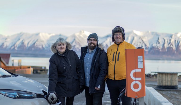 Frá opnun hlöðunnar á Dalvík.
Frá vinstri: Guðrún Pálína Jóhannsdóttir, sviðstjóri fjármála- og stj…