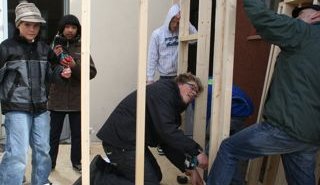 Nemendur smíða fuglaskoðunarhús