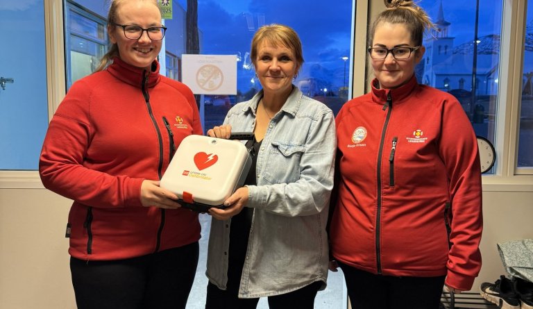 Krílakot fær hjartastuðtæki að gjöf.