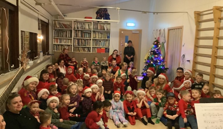 Rauður dagur, jólamatur, jólasveinavísur og tónlistaskólinn í heimsókn