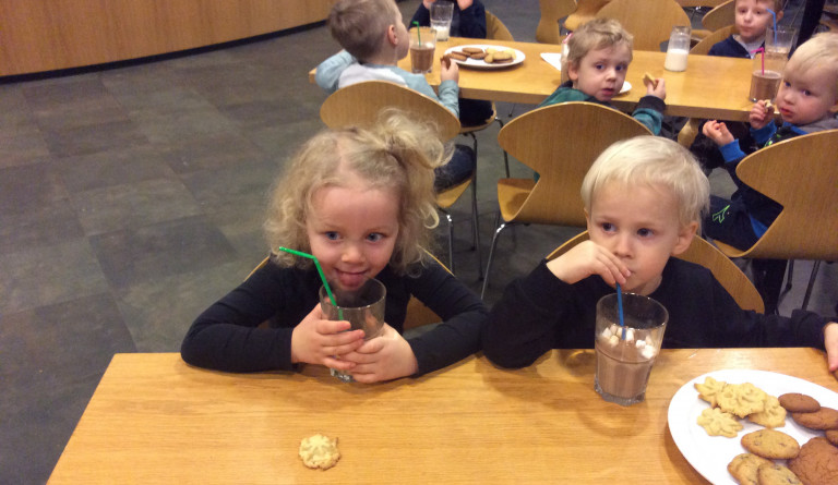 Kaffihúsaferð og spariávextir í boði foreldrafélagsins