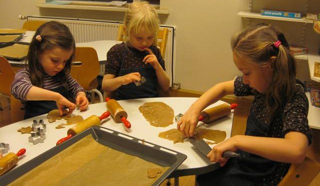 Þegar piparkökur bakast