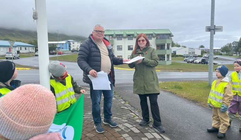 Grænfáni og hæ hó jibbý jei.