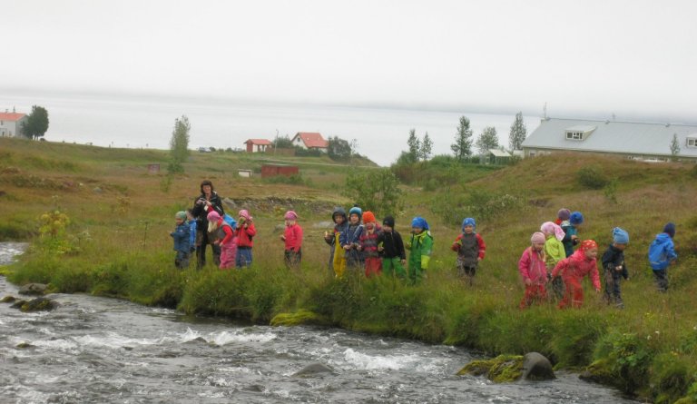 Bátum fleytt niður Brimnesá