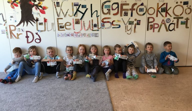 Kátakot fær sundhettur og sundgleraugu