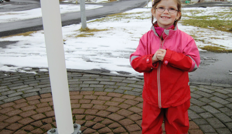 Alexandra spennt á leið að flagga :)