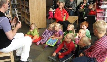 Bókaupplestur á bókasafninu