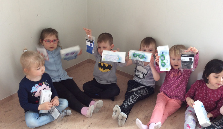 Kátakot fær sundhettur og sundgleraugu