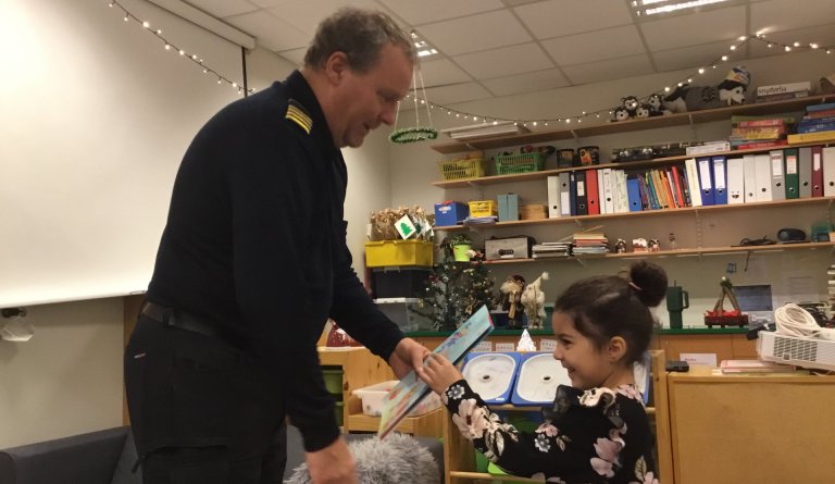 Slökkviliðsstjórinn í heimsókn á Hólakoti