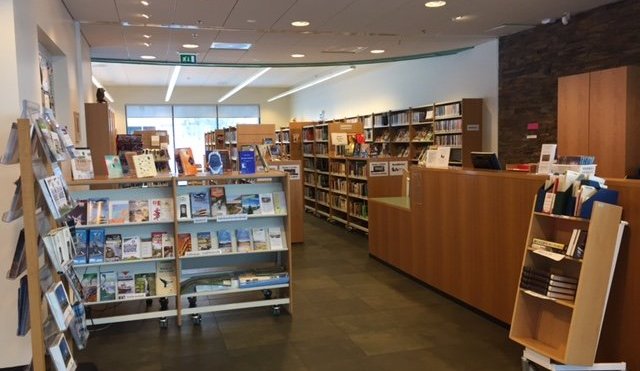 Bókasafnið lokar 12.30 á föstudag