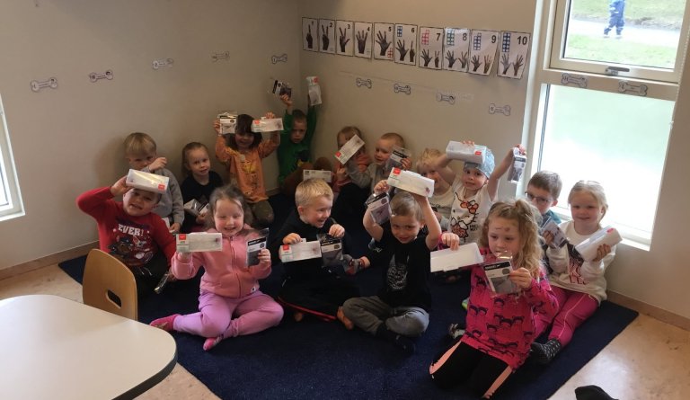 Foreldrafélagið gefur Kátakots nemendum sundgleraugu og sundhettur