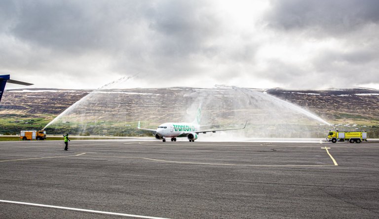 Við komuna á Akureyrarflugvöll - strax eftir lendingu var flugvélin hyllt með heiðursboga úr vatni