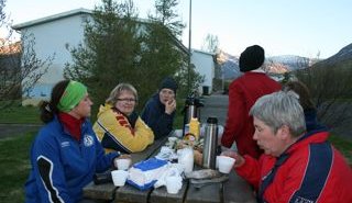 Hendur stóðu fram úr ermum