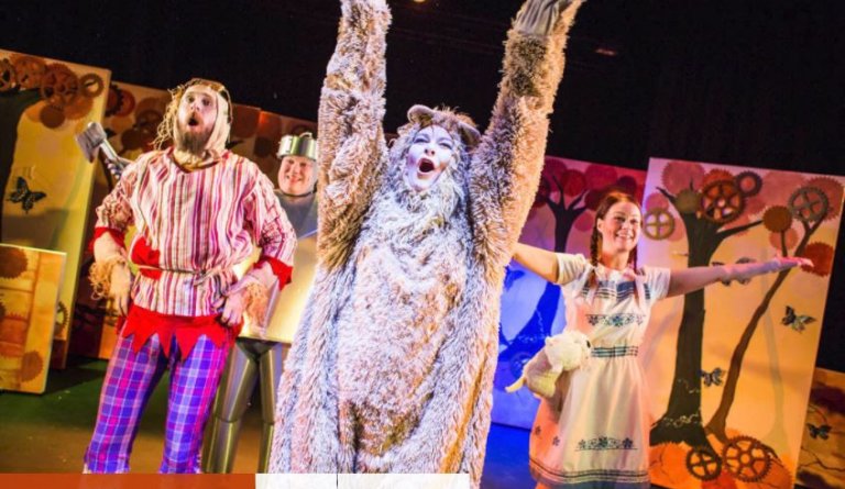 Leikhópurinn Lotta sýnir Galdrakarlinn í Oz í Ungó