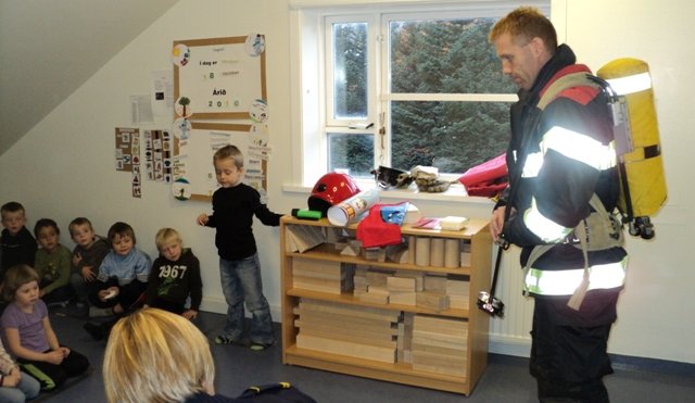 Slökkviliðið í heimsókn í leikskólann