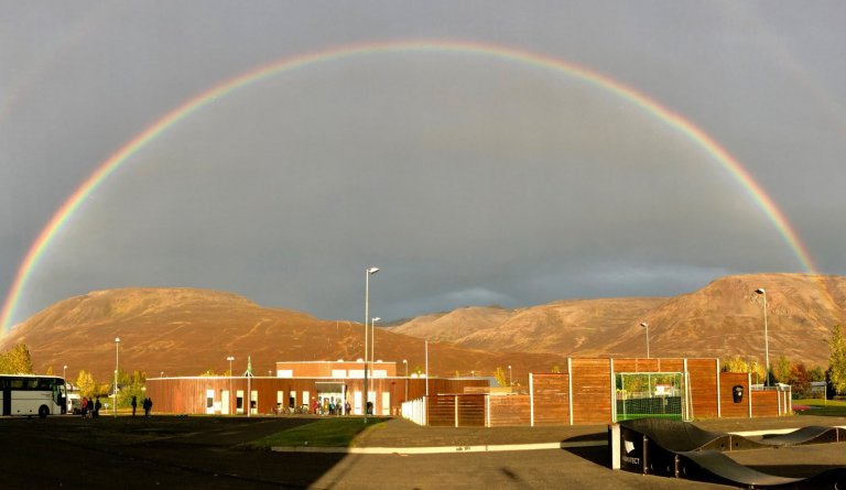 Göngudagurinn byrjaði með sérlega fallegum regnboga yfir skólanum og gaf fögur fyrirheit um góðan da…