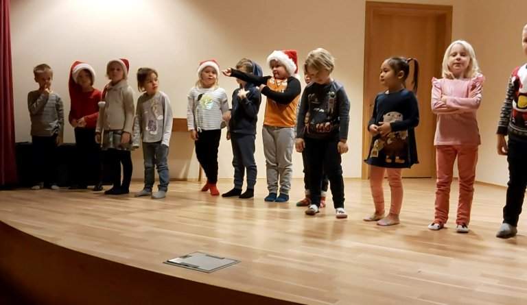 Hólakot að flytja jólasveinavísur