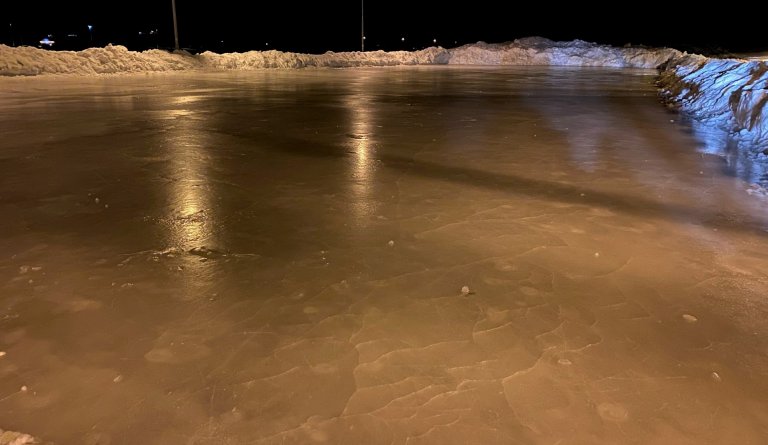 Skautasvell opið öllum neðan íþróttamiðstöðvar. Ekkert gjald bara gaman á skautum