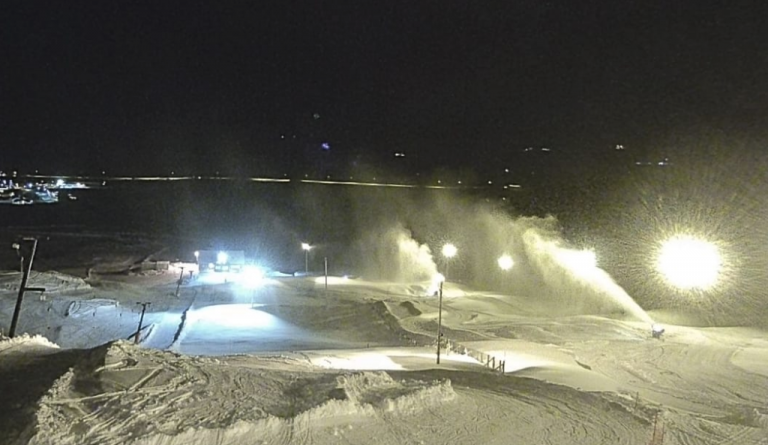 Unnið hörðum höndum að koma öllu skíðasvæðinu í gagnið.